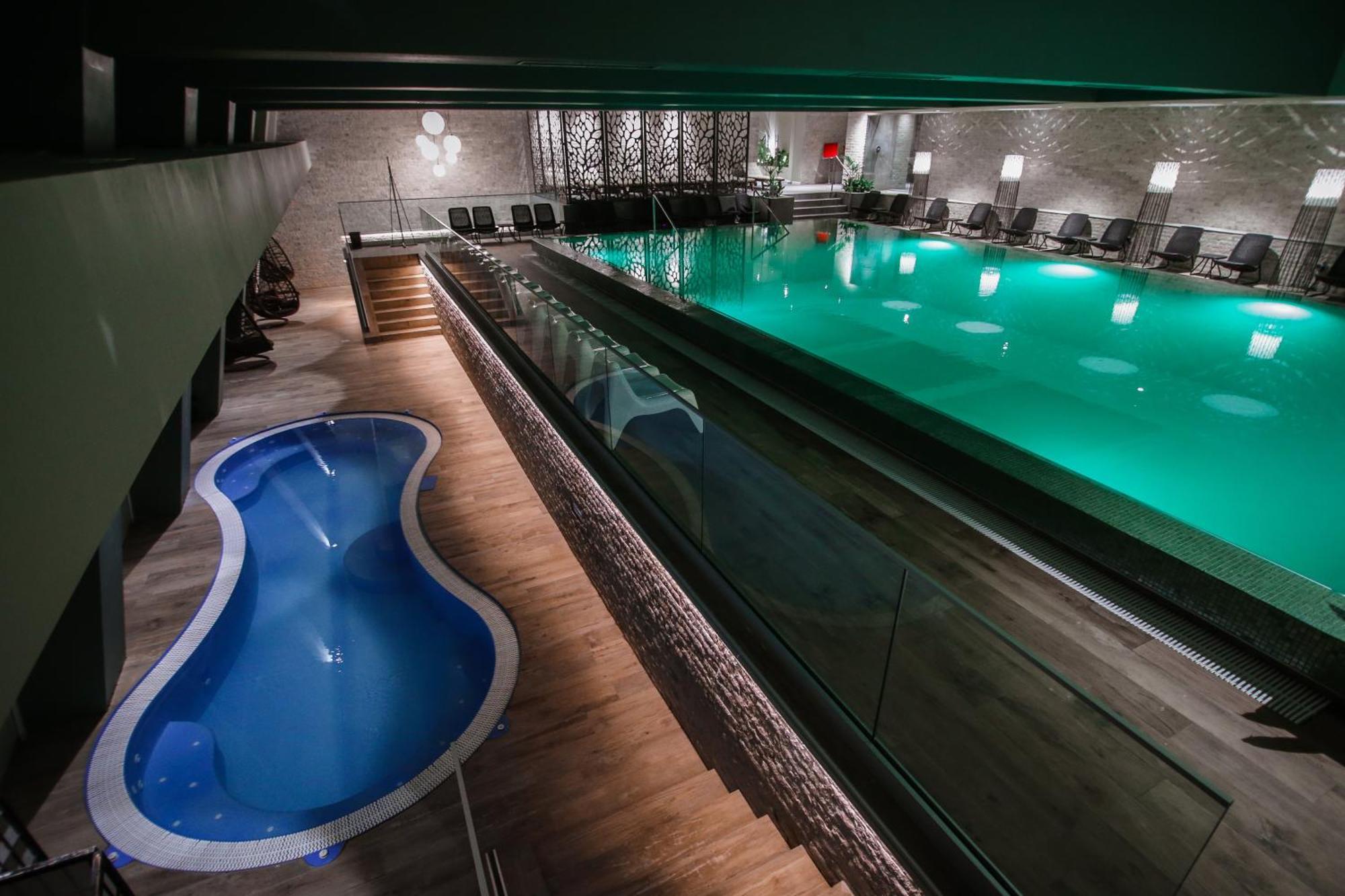 Bacolux Afrodita Resort&SPA, Herculane Băile Herculane Extérieur photo