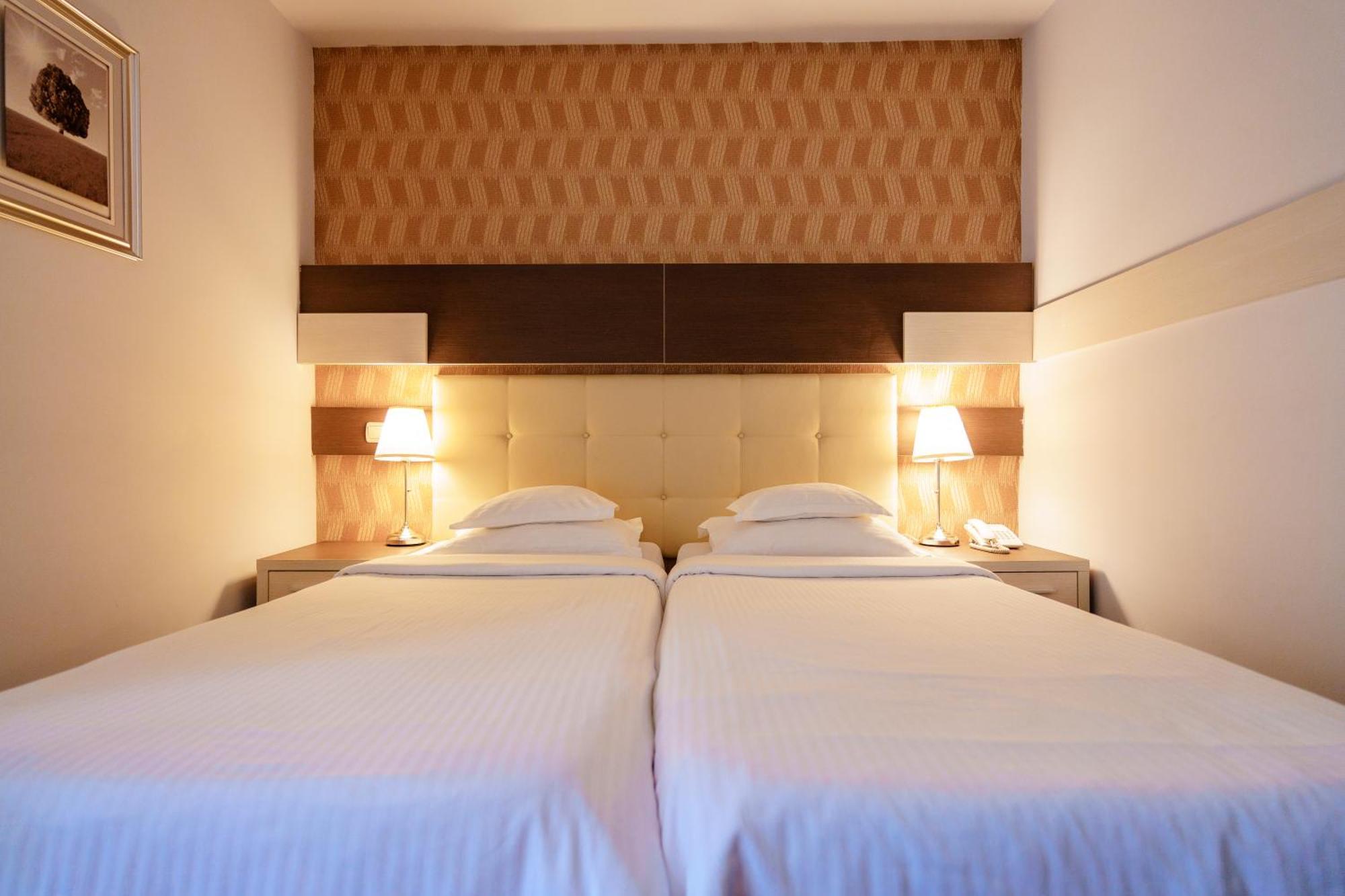 Bacolux Afrodita Resort&SPA, Herculane Băile Herculane Extérieur photo